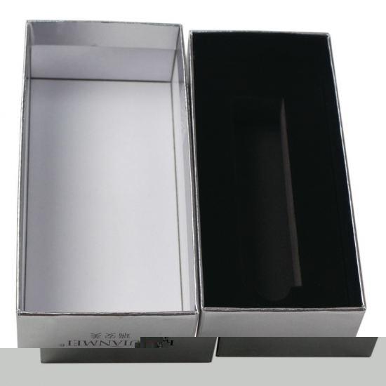 silver colored gift rectangle boxes with lids