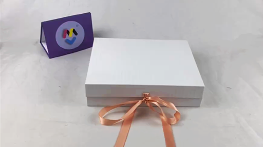 boîte cadeau blanche personnalisée avec revêtement UV et fermeture à ruban