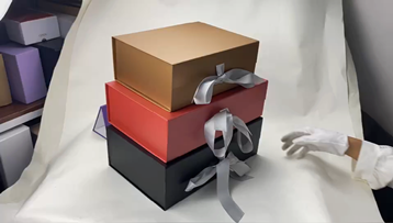 Personnel Environmental Encre Métallique Impression Boîte de cadeau pliant magnétique avec fermeture à ruban